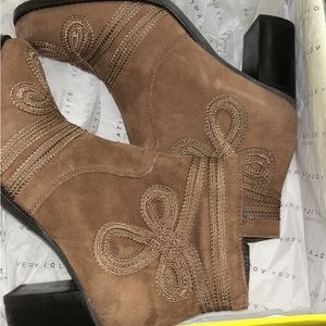 Volatile boots like new